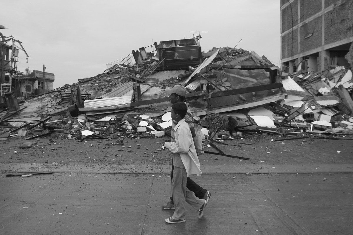 Ya son 235 muertos y 1.557 heridos por sismo en Ecuador