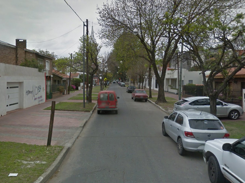 Amenazaron a una familia y se llevaron hasta el auto