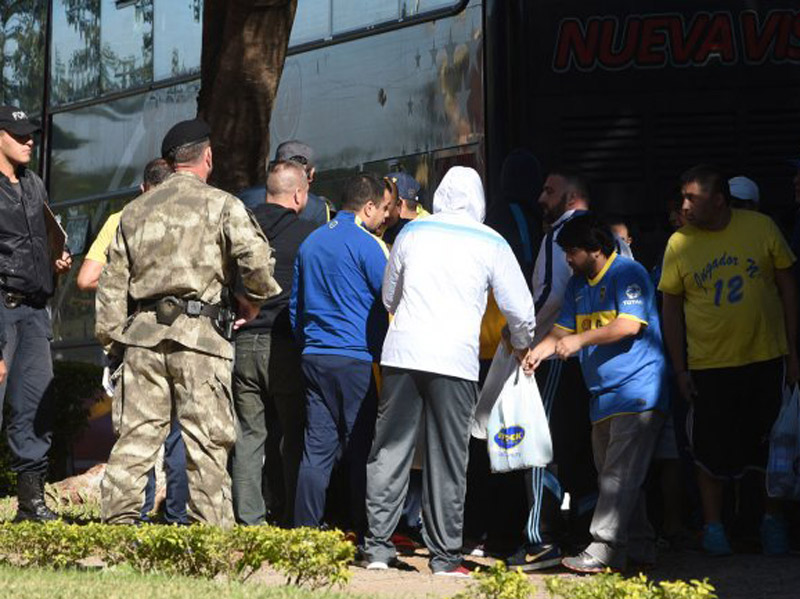 Casi 250 barras de Boca quedaron detenidos en Paraguay