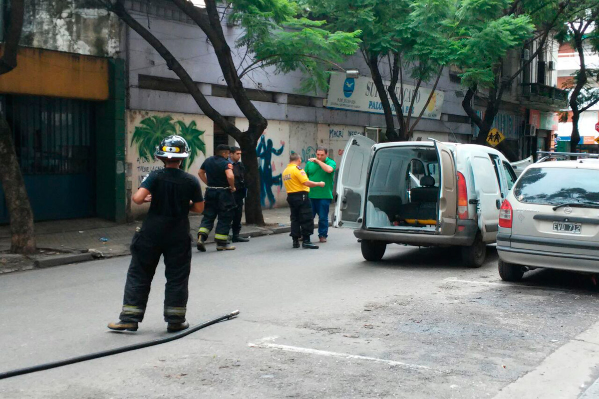 Alarma por fuga en tubo de gas de un auto en el macrocentro