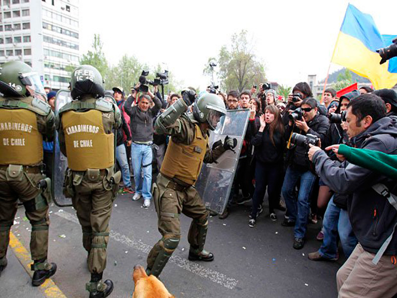 Masiva marcha estudiantil en Chile termina con disturbios
