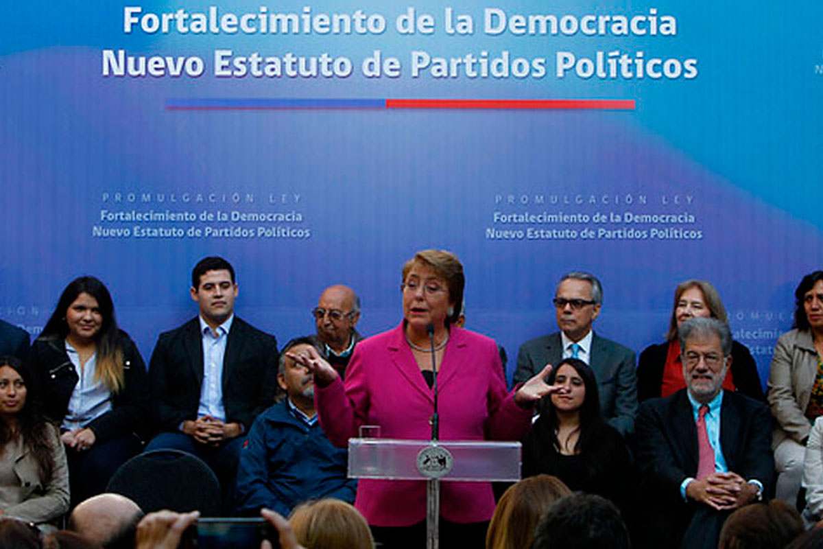 Bachelet promulga ley que prohíbe aporte de empresas a campañas políticas
