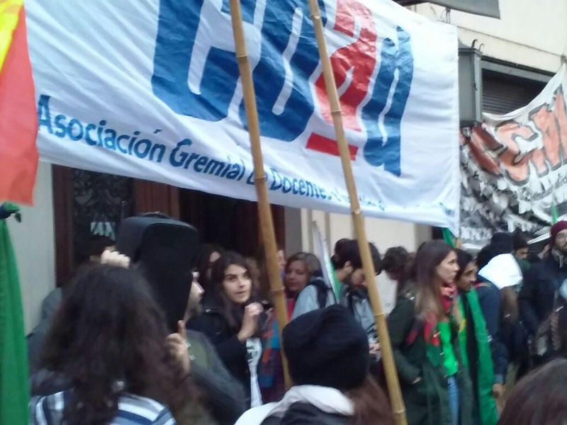 Docentes y alumnos universitarios marcharon a la sede de Gobierno de la UNR
