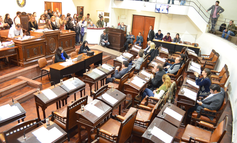 Duros cruces verbales por falta de quórum en el Concejo por el aumento del boleto