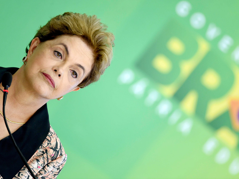 La crisis política en Brasil aqueja a Dilma y se llevó a dos ministros