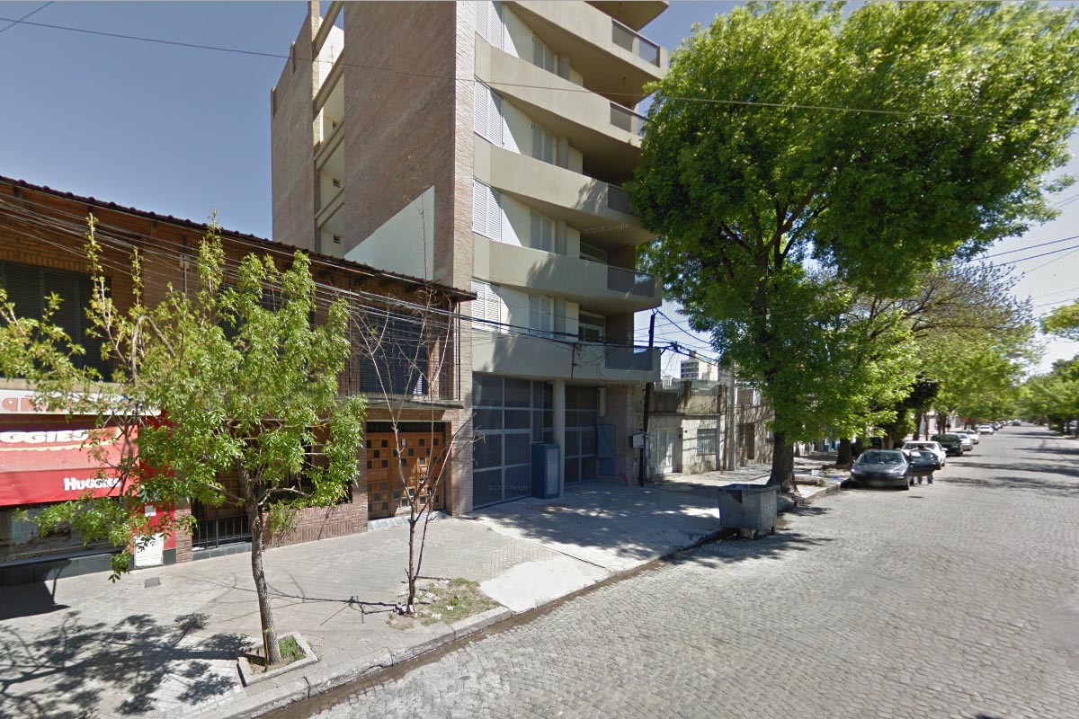 Esperaba a su marido en la puerta y le robaron todo