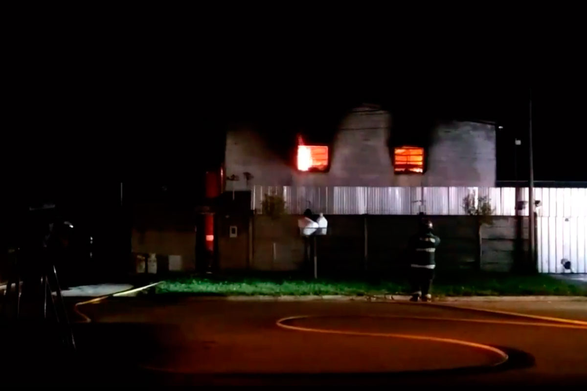 Pérez: se desató gran incendio en una fábrica de velas