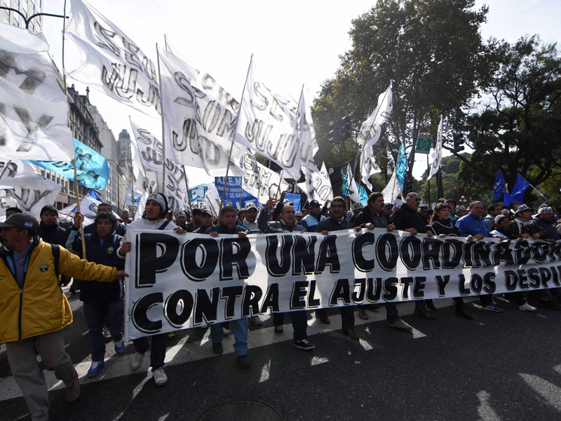 Comenzó el acto en la primera movilización de las cinco centrales obreras