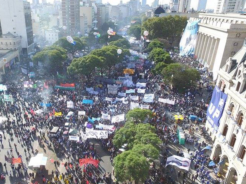 Las centrales gremiales su unieron en multitudinaria marcha por los trabajadores