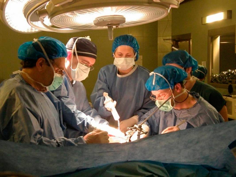 Médicos suizos efectúan transplante de hígado a portadores de VIH