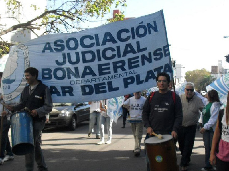 Médicos y judiciales bonaerenses, de paro y movilizados en La Plata