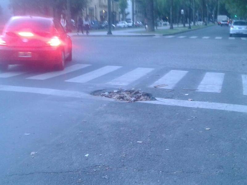 Gran pozo en boulevard Oroño y Jujuy dificulta el tránsito