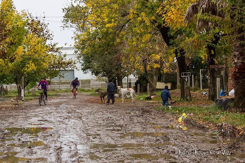 Sobrevivir en el barro… Barrio Ghiglione, Villa Gdor. Gálvez.