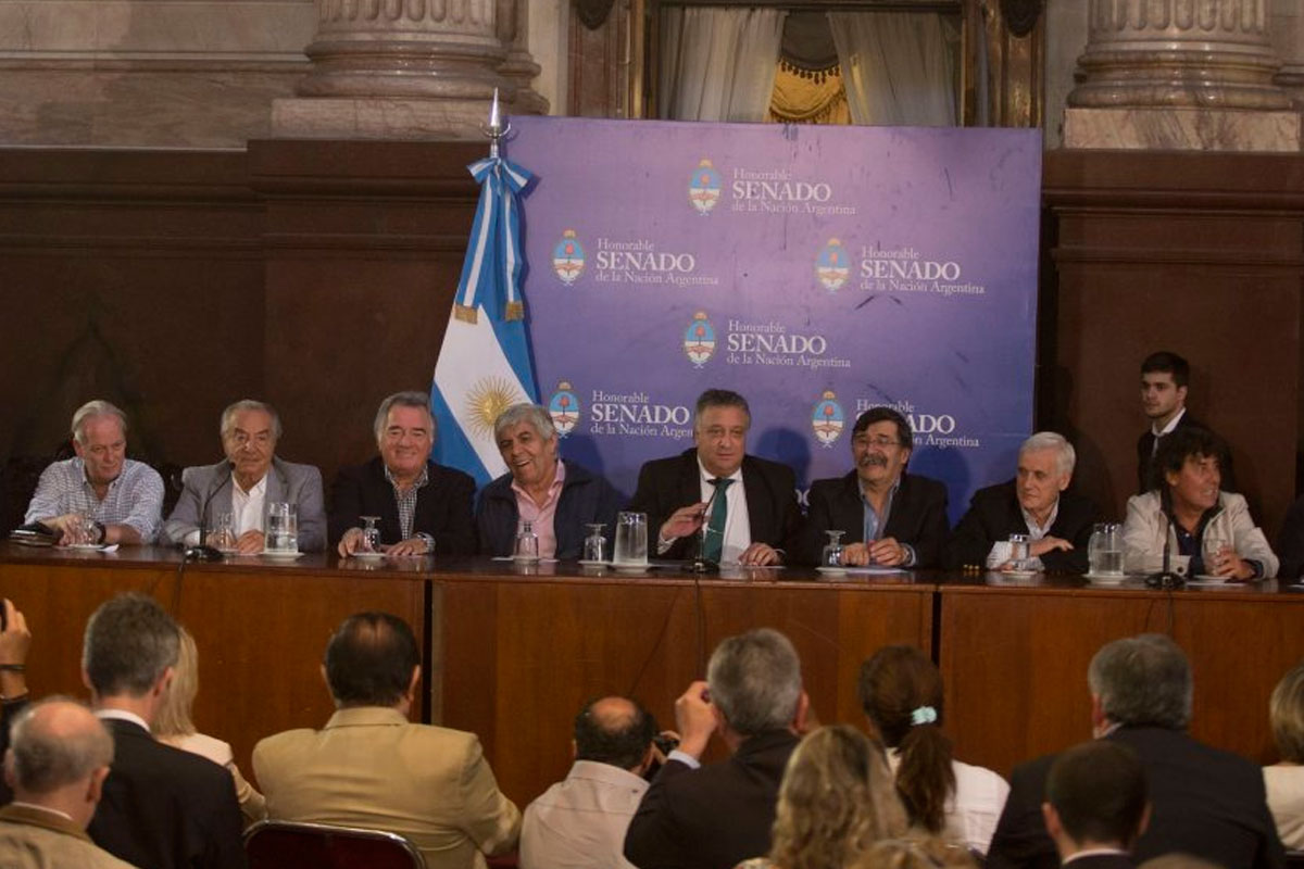 La CGT y CTA reclaman una ley que suspenda los despidos