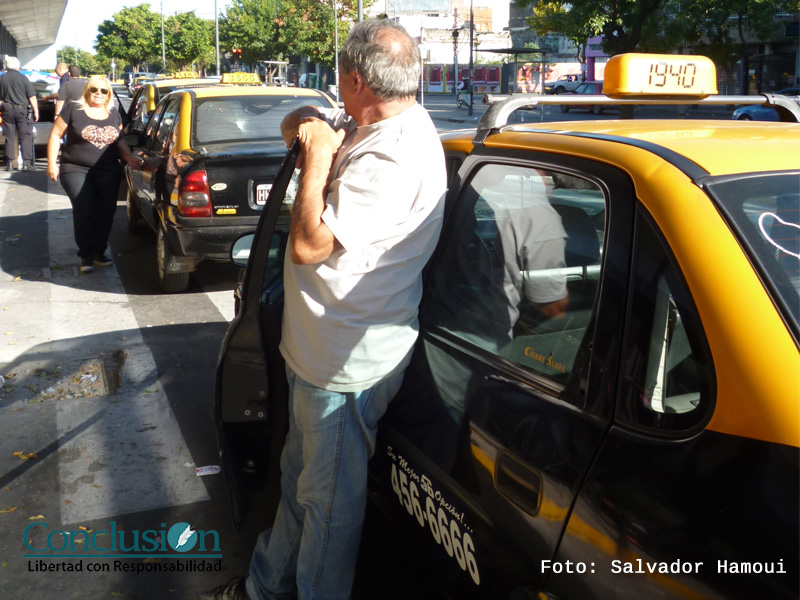 Conflicto por la tarifa: los taxistas se consideran la «mortadela del sándwich»