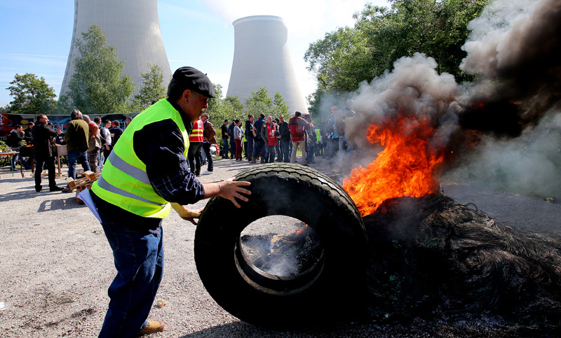 Siguen las protestas en Francia y se multiplican los bloqueos