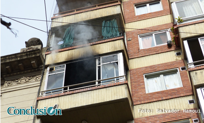 Alarma entre vecinos del centro por incendio en un departamento