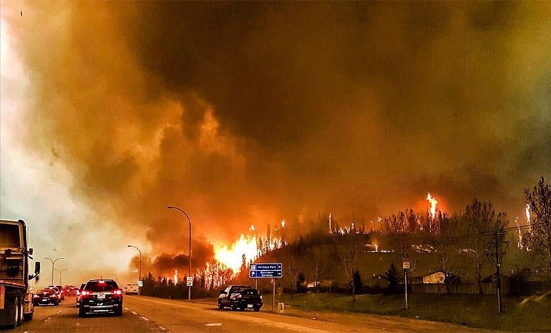 Más de 100 mil evacuados por el gran incendio forestal en Canadá