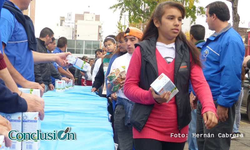 Regalan leche en señal de protesta
