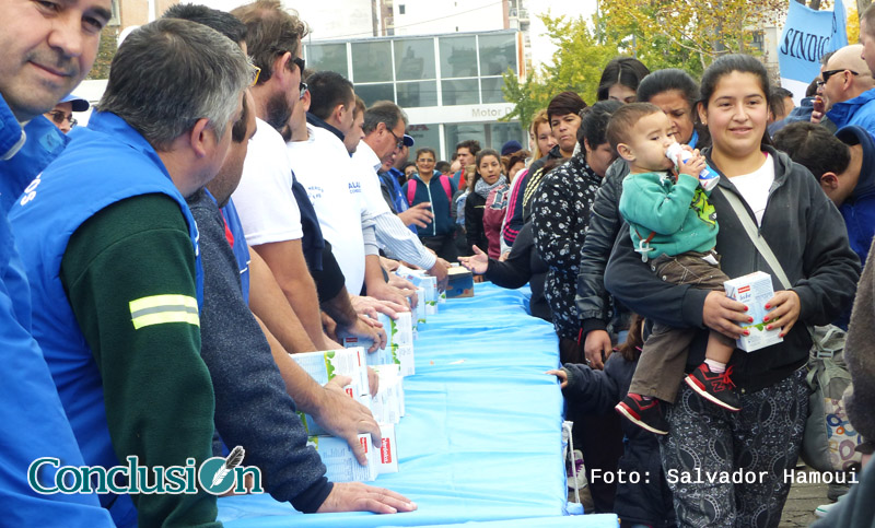 Camioneros repartieron 6 mil raciones de leche gratis en la Plaza Libertad