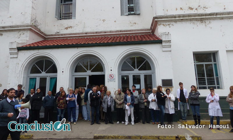 Abrazo solidario en reclamo de mejoras en el Sáenz Peña