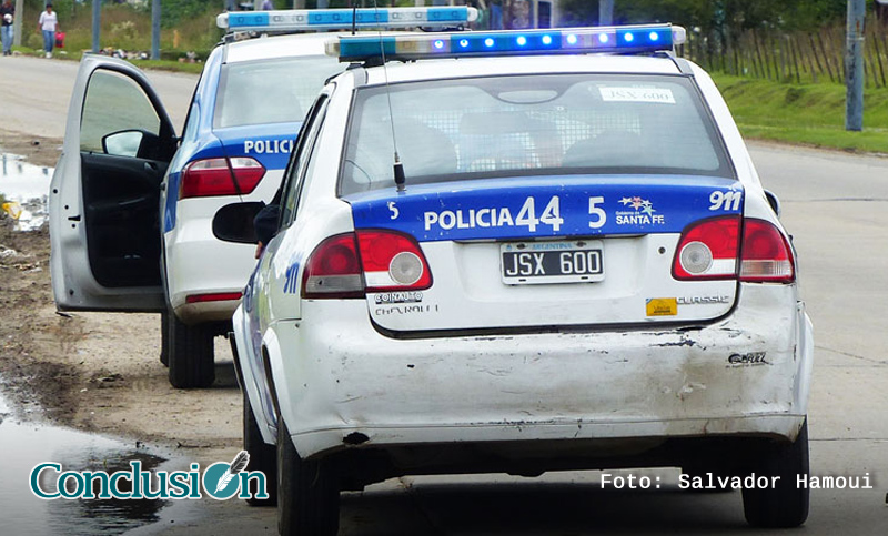 Detienen a dos hombres que portaban armas y handy policial