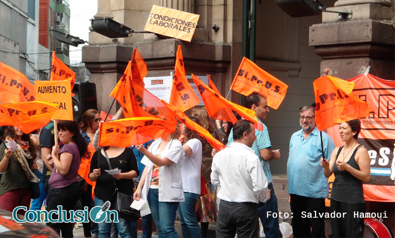 Profesionales de la salud suspenden la atención y reclaman por paritarias