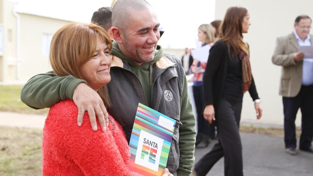 El gobierno provincial hizo entrega de viviendas en Rosario