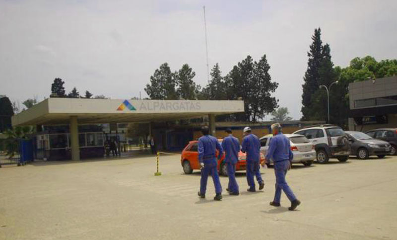 Alpargatas confirmó 70 despidos, lejos del compromiso con Macri