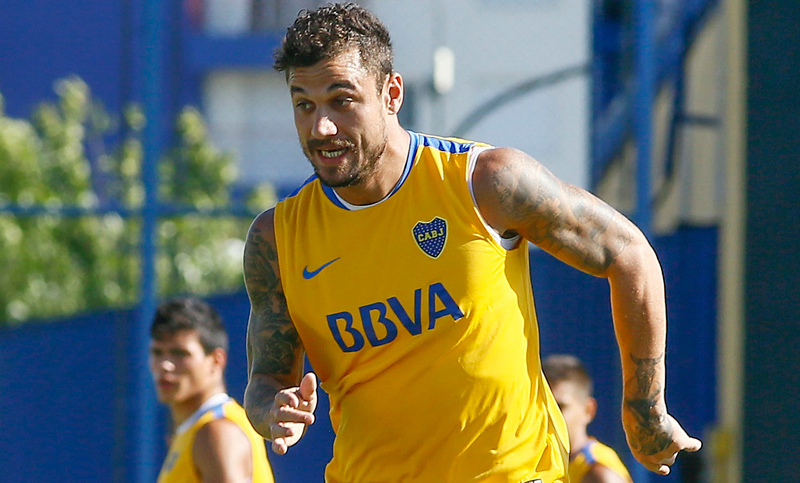 Daniel Osvaldo mejoró, entrenó y viaja con el plantel a Uruguay