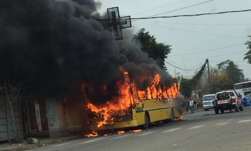 Un interno de la empresa Rosario Bus se incendió en zona oeste