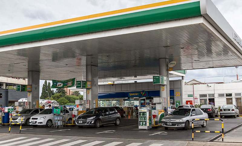 Argentinos cruzan fronteras para cargar combustible