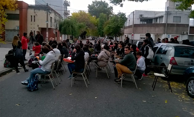 Alumnos de enfermería dieron clase en la calle por varios reclamos