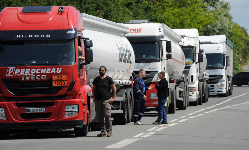 Conflicto social recrudece en Francia, donde podría faltar el combustible