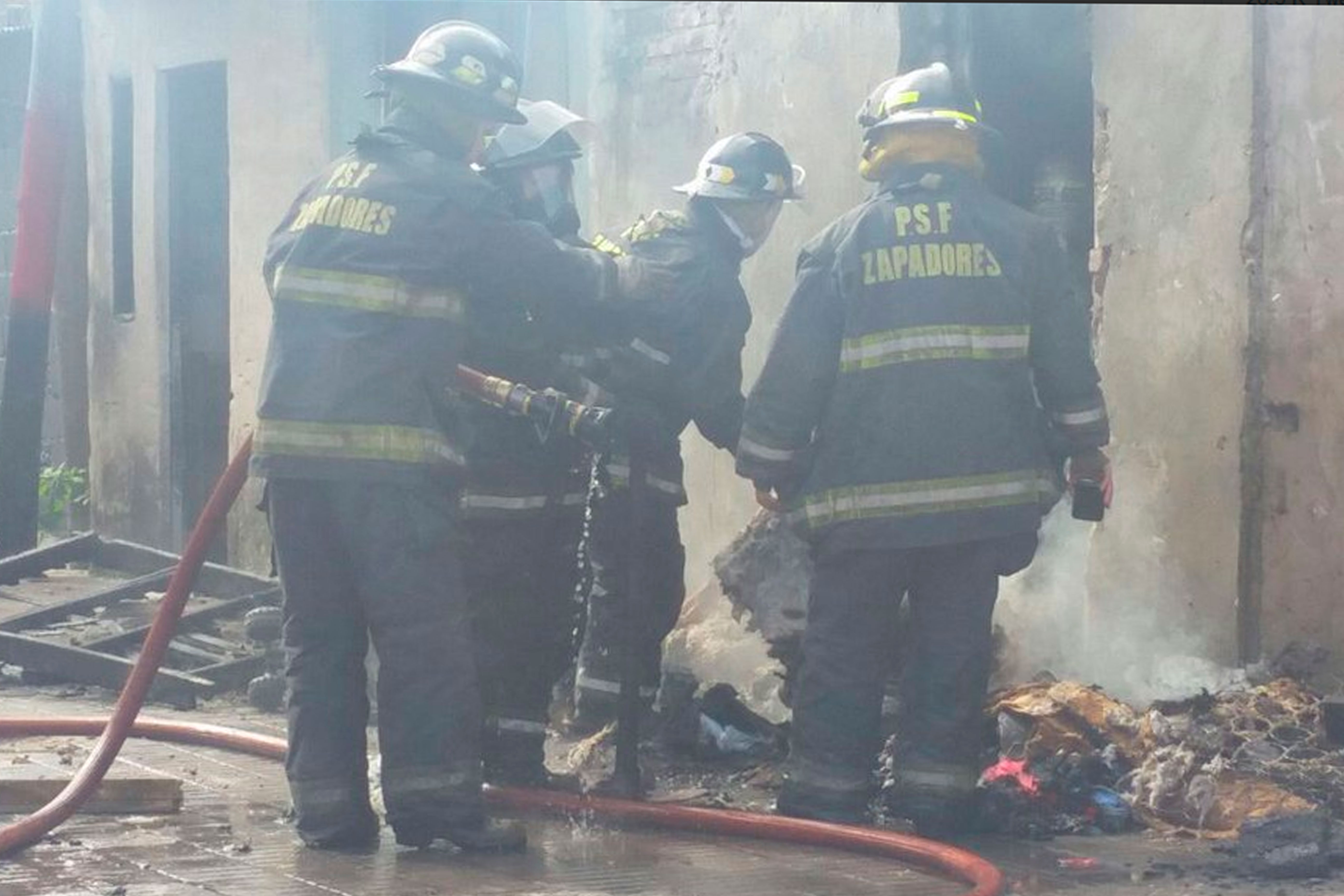 Incendio en tres viviendas de villa La Lata: tres internados