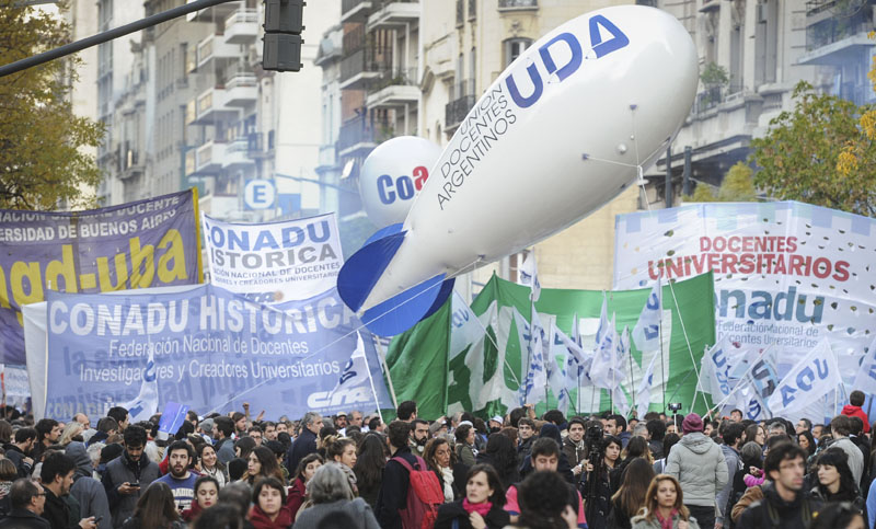 Masiva marcha en defensa de la educación pública universitaria
