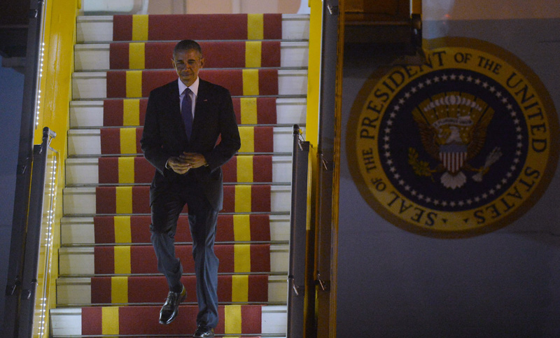 Obama llegó a Vietnam, primera escala de su historica visita a Asia