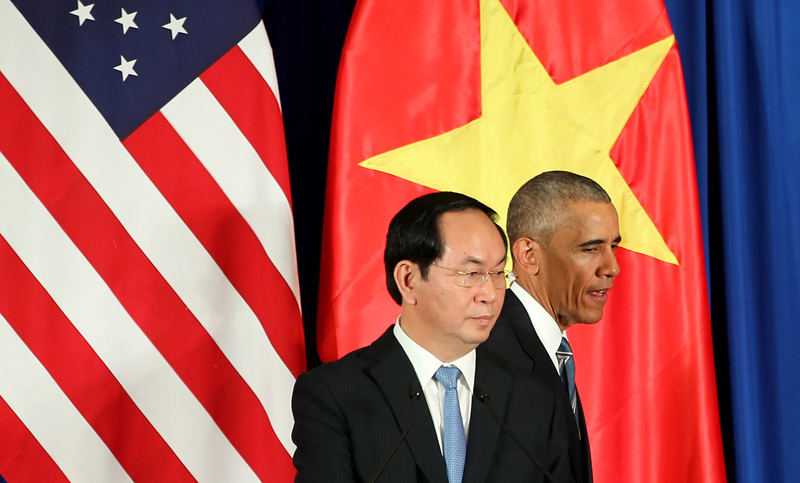 Obama llegó a Vietnam y ya hizo historia: levantó el embargo de armas