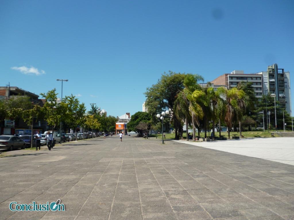 Encontraron a un hombre sin vida dentro de un auto en Plaza Libertad
