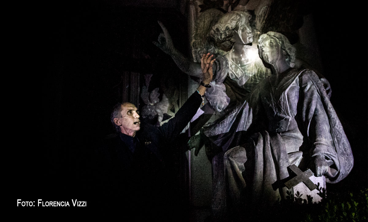 Dante Taparelli realiza las inolvidables recorridas nocturnas por el cementerio El Salvador… un espectáculo digno de verse