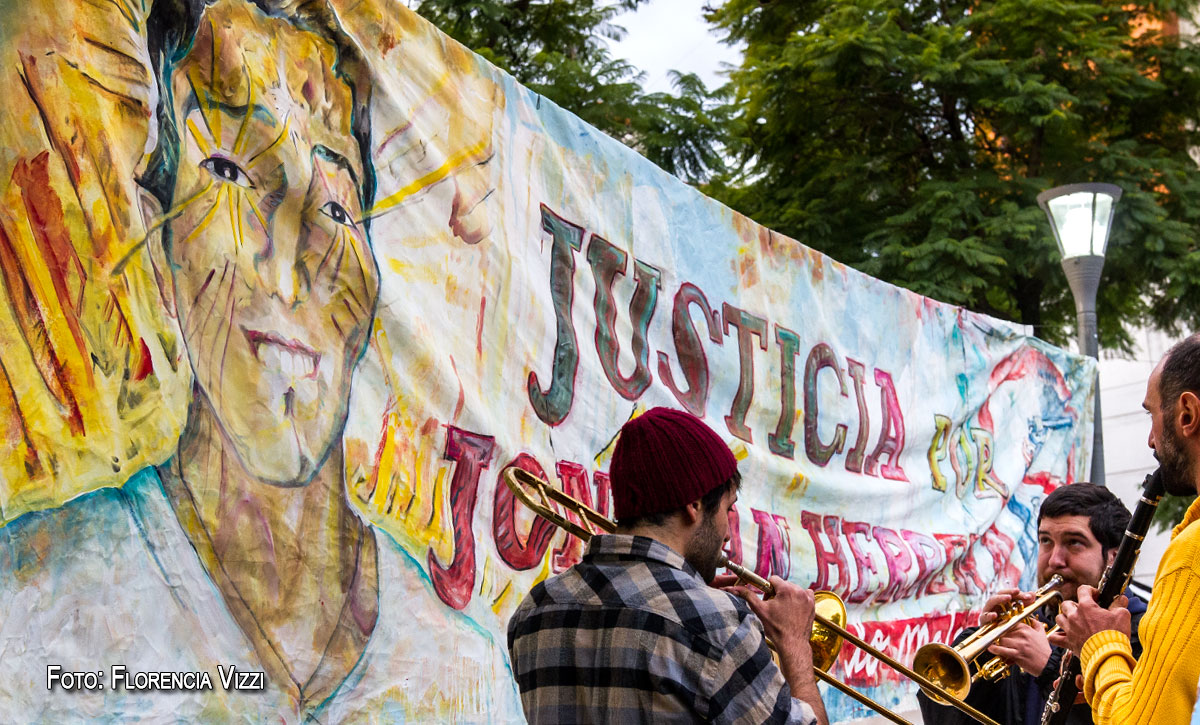 Afinando por la justicia: recital por Jonatan Herrera frente a Tribunales
