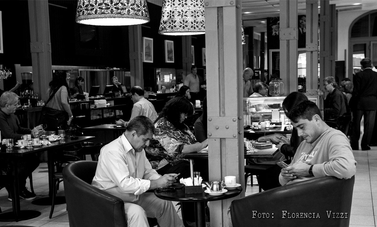 Besos por celular… en la era de las comunicaciones, cada vez más incomunicados…