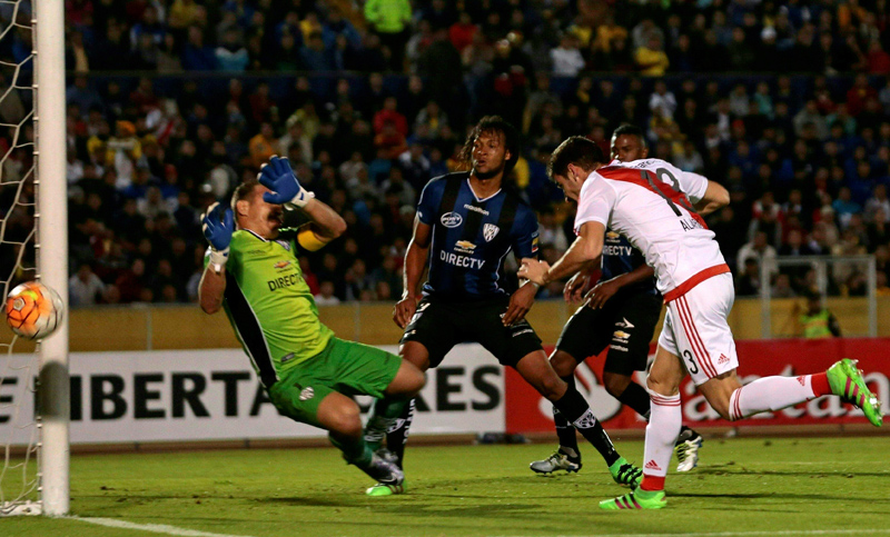 River y Racing van por el sueño de avanzar a cuartos de final