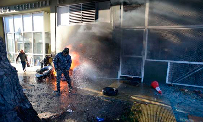Incidentes frente a la Legislatura de Santa Cruz