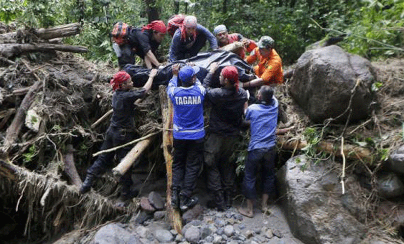 Fallecieron quince estudiantes por deslizamiento de terreno