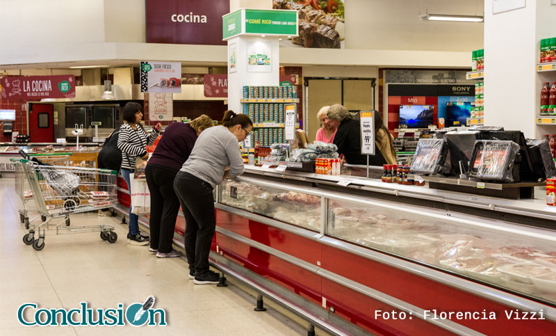Las ventas en supermercados cayeron un 7.3% y un 10.2% en shoppings