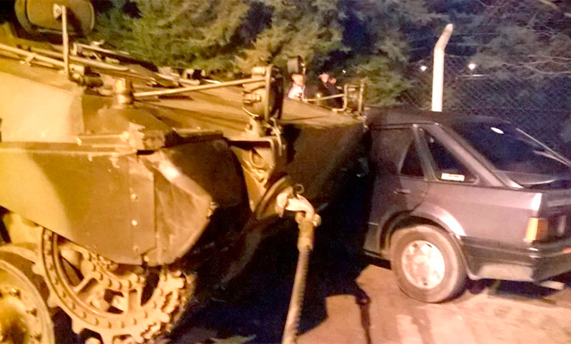 Increíble pero real: ¡un tanque de guerra chocó a un auto!