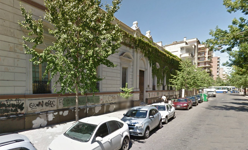 Adolescente herido de arma blanca tras pelea en la puerta de la escuela