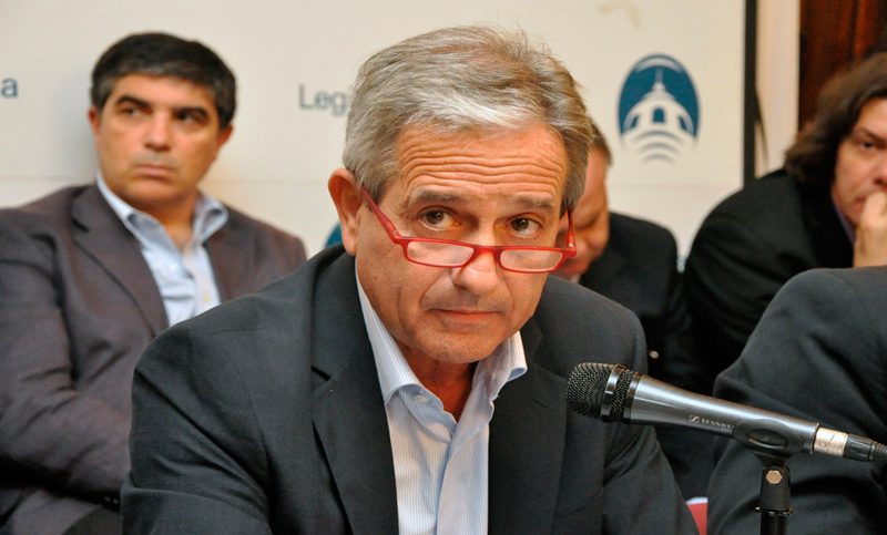 Andrés Ibarra propone «duchas cortas», «abrigarse en casa» y «tapar la olla»