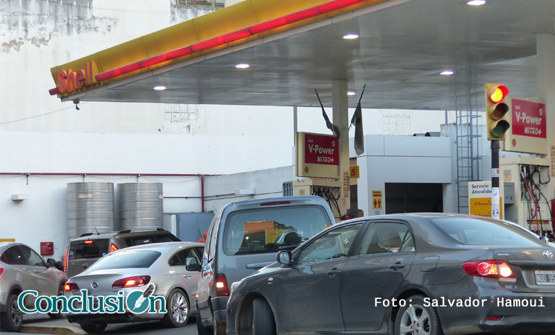 Por miedo al desabastecimiento, rosarinos hacen cola para cargar combustible